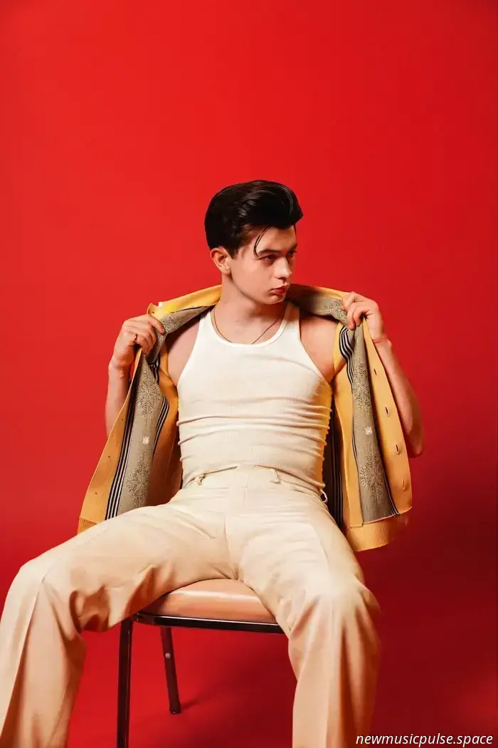 Эллиот Джеймс Рэи публикует полностью дебютный EP «All This To Say I Love You»