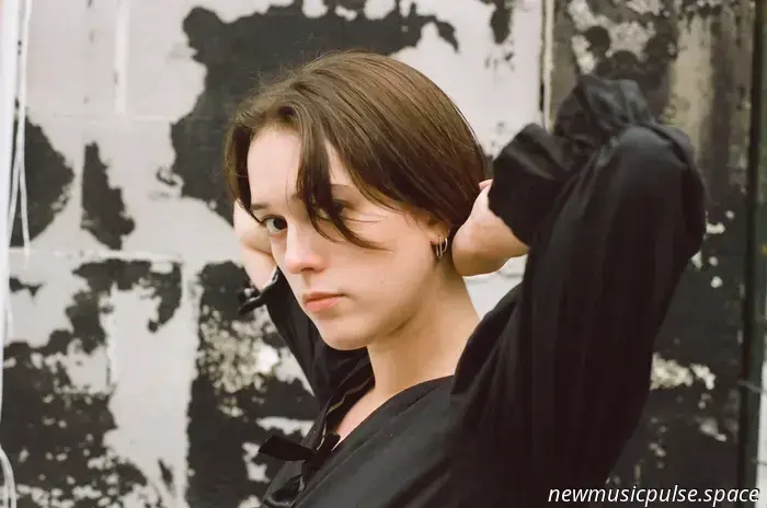 Interview: Alicia Claras Klangwellen schimmern und glänzen auf „Nothing Dazzled“ - Atwood Magazine