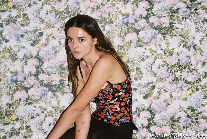 Albumkritik: Charlotte Lawrences „Somewhere“ ist eine Pop-Entdeckung - Atwood Magazine