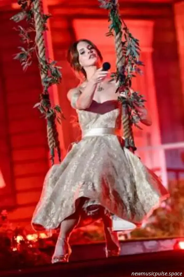 Lana Del Rey erweckt die Americana-Traumwelt zum Leben bei ihrer ambitionierten, aber fesselnden Show im Wembley-Stadion in London