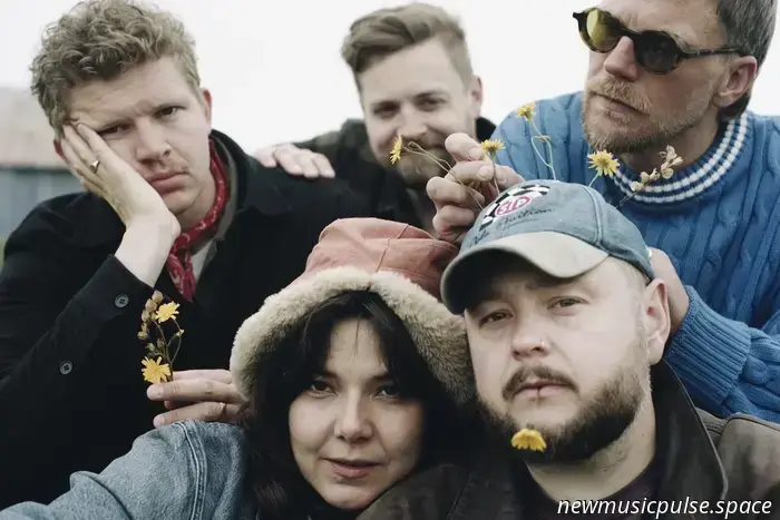 Reportaje: Of Monsters and Men se reinician, se reconectan y se redescubren a sí mismos en la odisea comunitaria de ‘All Is Love and Pain in the Mouse Parade’ - Atwood Magazine
