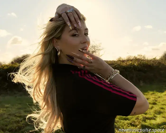 Caity Baser erlebt ihren Pop-Girl-Sommer-Moment