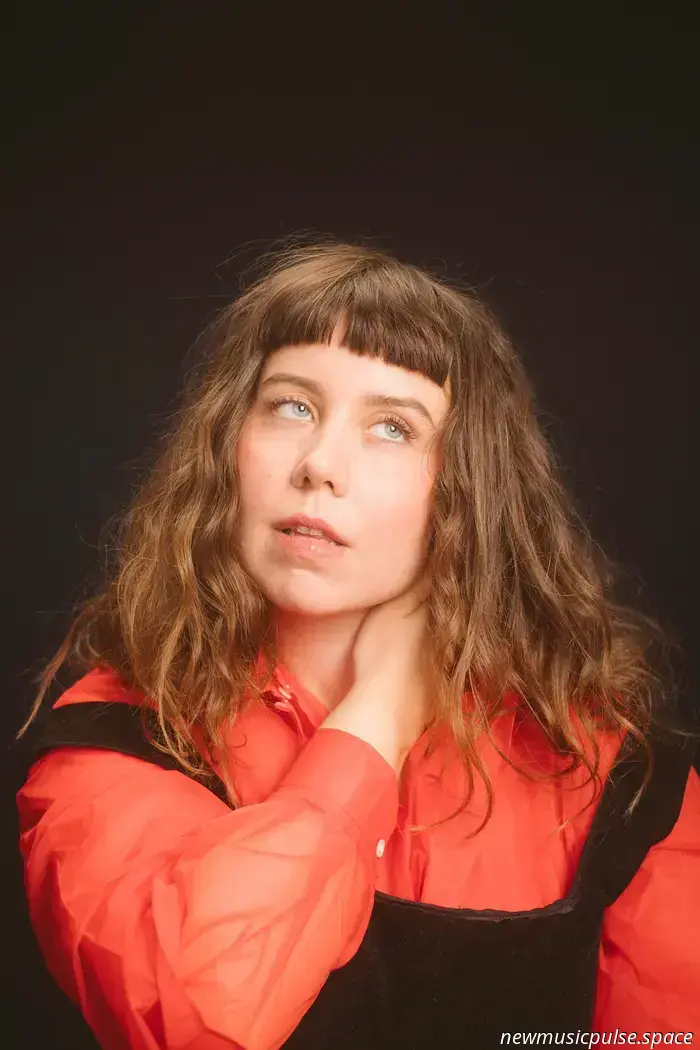Rose Betts baut auf ihrem üppigen und vielschichtigen zweiten Album 'There Is No Ship' emotionale Welten - Atwood Magazine