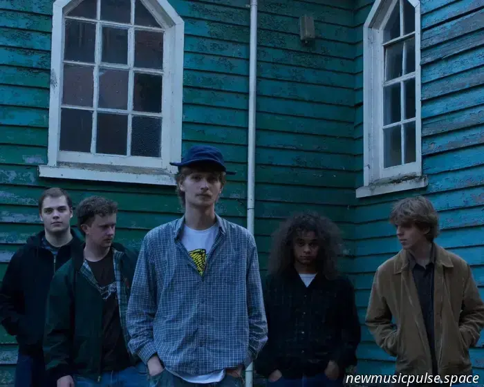 Ollie Cook firma con Hand In Hive y comparte el nuevo sencillo «Home Video»