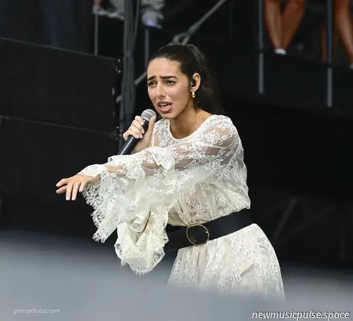 «Scrivo solo ciò che mi sembra reale»: Izzy Escobar brilla con un pop onesto e sentito nell'EP 'Sunny in London' - Atwood Magazine