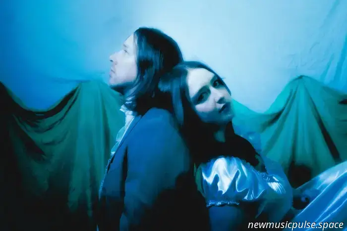 Dollpiles „Fake Flowers“ ist ein kathartischer Fuzz-Folk-Seufzer von Erschöpfung, Erinnerung und emotionalem Zerfall — Atwood Magazine