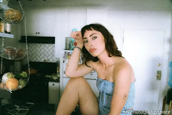 Interview mit Jazzie Young: Spiel mit Veränderungen und Indie-Pop-Beats - Atwood Magazine