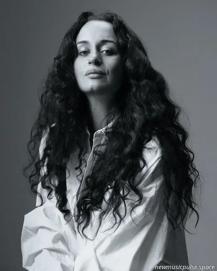 Rachel Harlow präsentiert mit ihrer neuesten Single ‚Caelina‘ eine eindrucksvolle Darbietung.