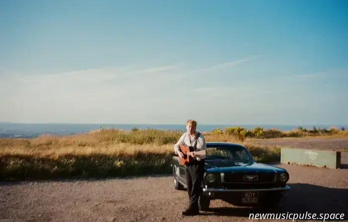 "Chocando el coche" y enamorándose con el nuevo sencillo íntimo de Blair Davie - Atwood Magazine
