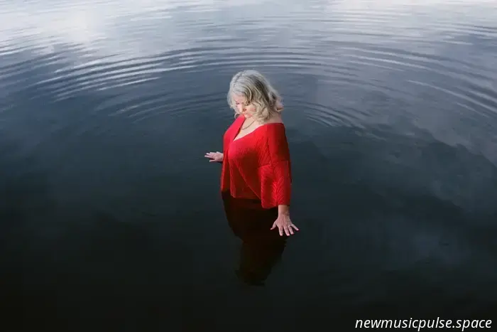 "Dolci canzoni per un mondo rumoroso": Amy Millan brilla in ‘I Went to Find You’, un album solista spirituale e incantato radicato nella memoria, nel dolore e nella grazia - Atwood Magazine