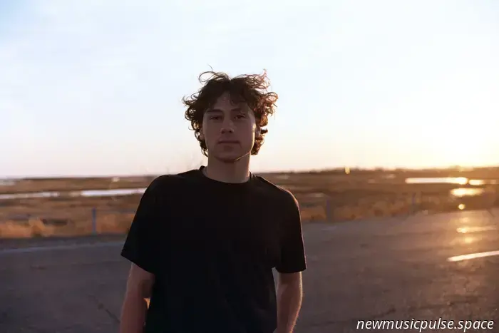 Interview: Jake Minch über Herzschmerz, psychische Gesundheit und sein Debütalbum „George“ – Atwood Magazine