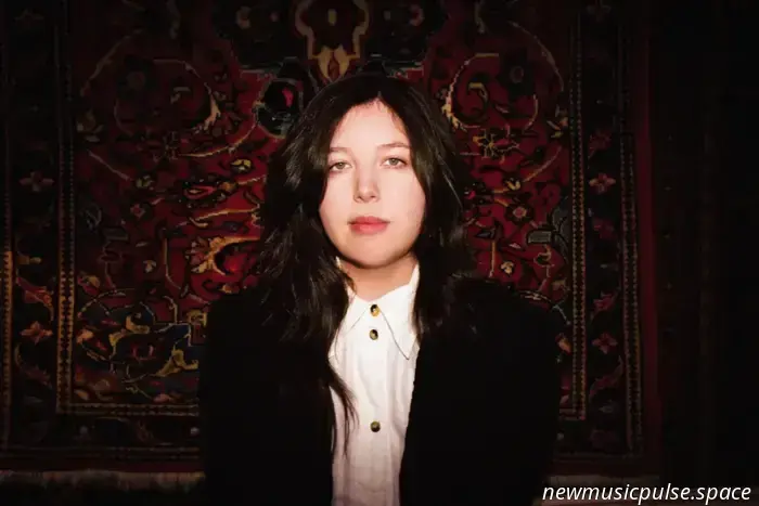 Lucy Dacus presenta el vídeo de su nuevo single "Best Guess", repleto de estrellas